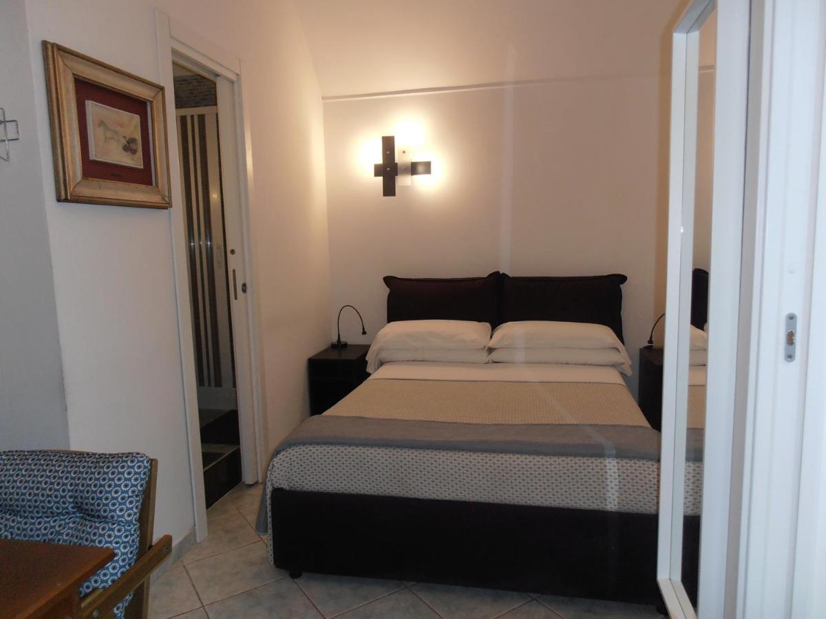 La Residenza Napoli Chiaia Short Let Apartment Superior Via Chiaia 82 Экстерьер фото